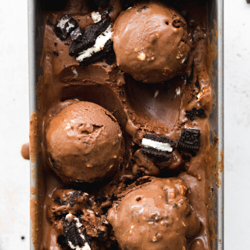 flatlay of vegan chocolate ice cream with oreo cookies.