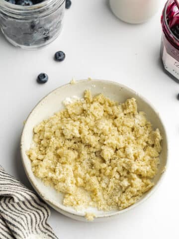 vanilla crumb topping in a small bowl